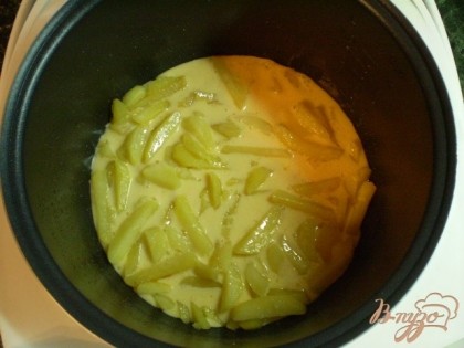 Готовый картофель заливаем яично-сметанной смесью. Закрываем крышку и готовим еще 10 минут.