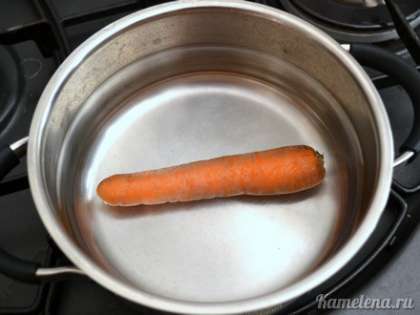 Сырки положить на 20 минут в морозилку (чтобы легче измельчались). Морковь отварить до мягкости (примерно 20-30 минут), остудить.