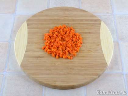 Морковь почистить, порезать очень мелко.