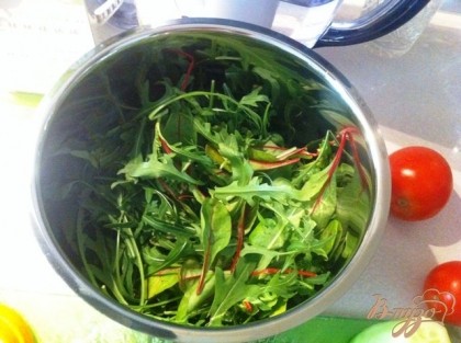 Берем смесь салатов по 20 г - руколла, мангольд и корн