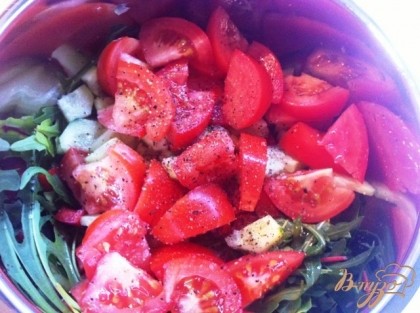 Нарезанные овощи кладем к салату, посыпаем по вкусу свежемолотым перцем и солим.