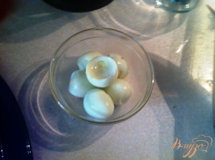 Отварить и почистить перепелиные яйца, порезать яйца пополам.