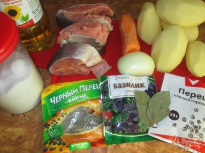 Подготовим все ингредиенты - горбушу порежем на куски, почистим картофель, лук, морковь, возьмем перец, базилик, лавровый лист, масло подсолнечное, томатную пасту и соль.