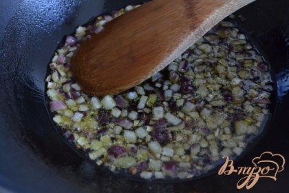 Луковицу порезать мелко и обжарить до прозрачности на оливковом  масле.