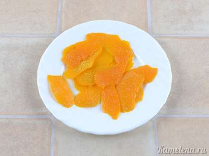 С половины апельсина тонко срезать цедру большими пластинками (с помощью овощного ножа).