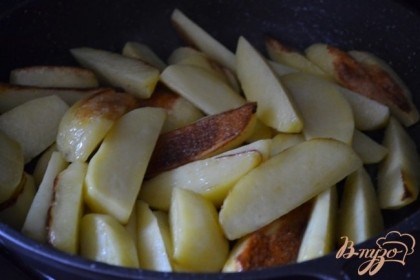 Картофель очистить и нарезать, можно крупно. На сковороде с оливковым маслом обжарить до готовности. Когда картофель будет готов посолить по вкусу.