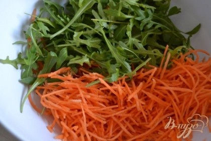 Морковь натереть тонко и выложить в салатник, добавить рукколу.