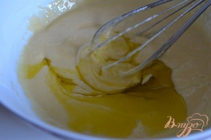 Затем в тесто добавить оливковое масло.