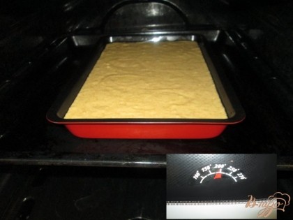 Разогреем духовку до 200 градусов и поставим пирог выпекаться на 40-45 минут или пока тесто не будет прилипать к кончику ножа.