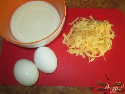 Возьмем яйца, молоко, сушеный укроп и натрем сыр на терке.