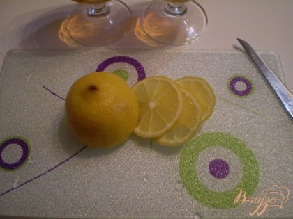 Лимон нарезаем кружочками для украшения бокалов и закуски, остальной нужен для сока.