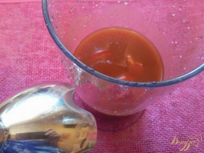 Из томатного сока(у меня домашний) и сладкого перца блендером делаем красную половину смузи.