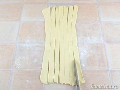 Нарезать тесто длинными полосками шириной 1-1,5 см.
