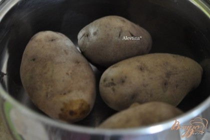 Отварить картофель в соленой воде 1 ч.л  до готовности.