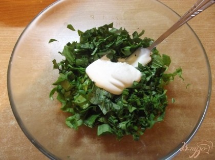 Смешайте зелень в миске и заправьте оливковым маслом. Перемешайте. Сметану отдельно смешайте с солью и потом уже заправляйте салат. В противном случае соль распределится не равномерно.