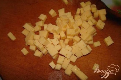 Твердый сыр (типа Голандский, Старый Голандец, Росийский) порезать мелким кубиком.