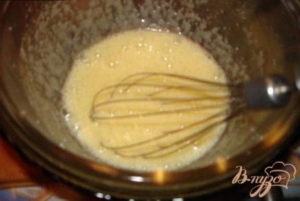Готово! Духовку нагреть до 175 градусов, смазать формочки маслом и посыпать сахарком (можно сахарком с корицей), силиконовые ни чем не мазать. В миске тщательно перемешать все «мокрые» продукты: творог, яйца, молоко и масло. Для желающих можно добавить цедру лимона или ванилин. Можно использовать другую отдушку.