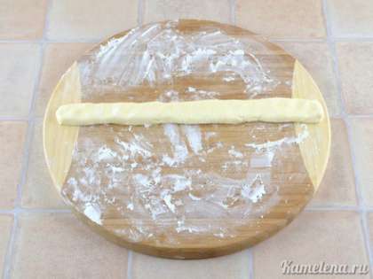 Сформировать колбаску диаметром примерно 2 см.  Приплюснуть ее по всей длине.