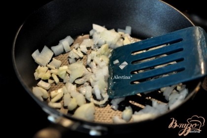 Обжарить лук на сковороде с оливковым маслом 8 мин. Добавить чеснок, затем семена фенхеля,тушим 1 мин.