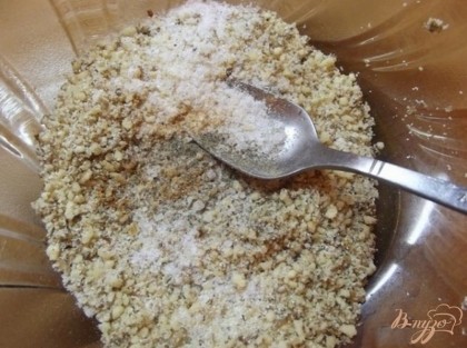 Теперь добавьте в панировку соль, перец и обязательно положите пол чайной ложечки сухой горчицы. Она придаст неповторимый аромат блюду. Так же можно добавить травы, по желанию (базилик или укроп с петрушкой сушеные).