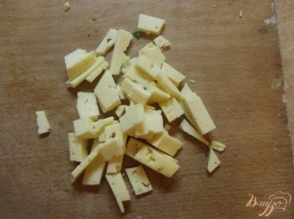 Сыр нарежьте широкими но очень тонкими пластинками. Для подобных целей лучше выбирать очень соленый сыр, поскольку хорошенько просолить толстое мясо не всегда возможно.