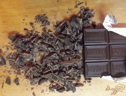 Растопите шоколад. Использовать нужно только черный шоколад с содержанием какао не менее 70%. Топить его нужно на водяной бане на медленном огне, чтобы утварь с ним не касалась воды. Как только шоколад станет однородным жидким, сразу снимайте его с огня.
