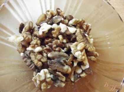 Грецкие орехи переберите и поломайте крупными кусочками.