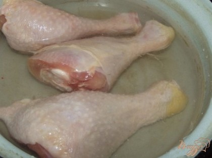 В подобном соусе лучше всего готовить именно куриные голени и желательно их отварить, а не жарить. Хотя можно и запечь их в рукаве в сметанном соусе изначально.