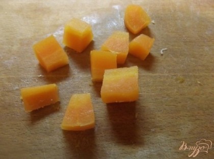 Для начала нужно отварить морковку, она не должна быть молодой, лучше брать большую, толстую морковь. Ее нужно отварить в подсоленной воде, нарезать крупными квадратиками и поставить остывать до комнатной температуры в сторону.