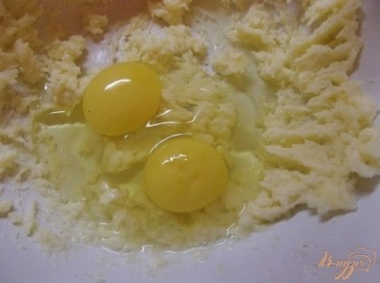 Для начала смешайте два куриных яйца и сливочное масло. Сливочное масло предварительно за час нужно достать из холодильника и поставить в теплое место. Очень важно не топить его, а класть именно мягким.