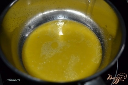 Масло растопить и остудить до комнатной температуры.Бекон порезать тоненькими полосками. Сыр натереть на мелкой терке.