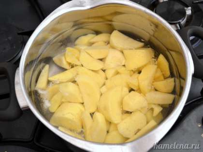 Готовим начинку. Картофель почистить, порезать произвольными кусочками. Залить водой, посолить, и варить до готовности (примерно 25-30 минут с момента закипания).