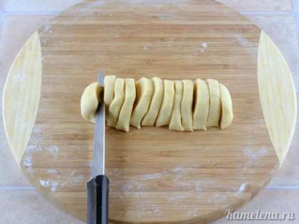 Сформировать из теста толстую колбаску (примерно 5см в диаметре). Порезать ее на 12 кружочков (чтобы получилось равномерно сначала сделать ножом надрезы, начиная с середины).