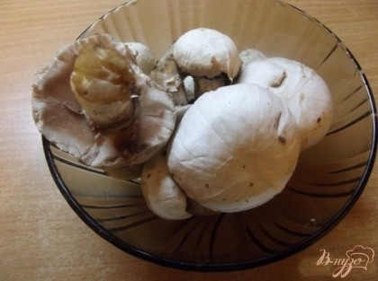Для начала грибы среднего размера и больше нужно очистить. Если грибы маленькие, их можно не очищать и даже не резать.