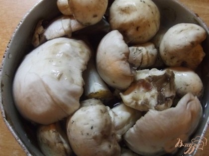 После этого сложите грибы в кастрюльку и отварите до полной готовности. Воду (бульон) из под грибов не выливайте, он понадобиться. Слейте его а грибы остудите.