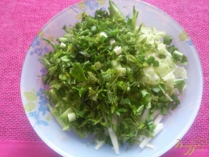 Режем салат и зелень.