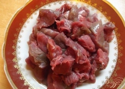 Порежьте мясо небольшими кусочками и замаринуйте в соли и перце.
