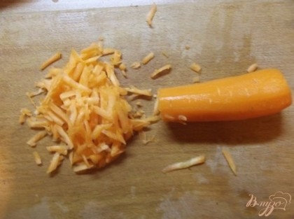 Большую, не старую морковь натрите на крупной терке. Морковь тут не обязательный компонент блюда, поэту те, кто ее не любят могут просто ее не класть.