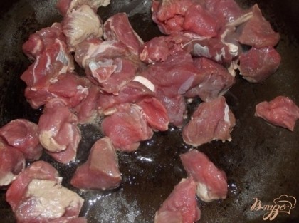 Мясо быстро обжарьте на сливочном масле в течении трех-четырех минут, до золотистой корочки со всех сторон. После этого выложите на тарелочку.