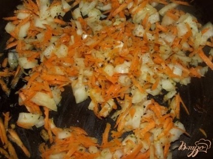 Следом за луком положите тертую морковь и жарьте их вместе около четырех минут на среднем огне. По необходимости добавляйте сливочное масло нарезанное мелкими кусочками (чтобы быстро таяло).