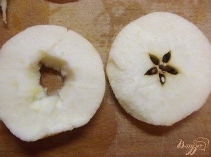 Яблоко нарежьте кружочками и вырежьте их него серединку с семечками. Нарезать яблочные кружки нужно толстыми (от одного сантиметра и больше).