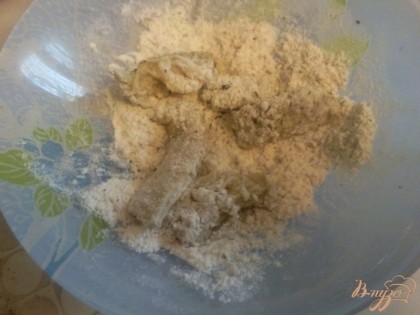 Муку смешиваем с панировочными сухарями,солью и перцем.Обваливаем кусочки рубца в этой смеси.
