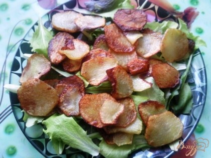 На тарелку разложим зелень,следом картофель.
