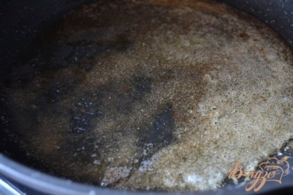На сковороде растопить сливочное масло , добавить коричневый сахар.На тихом огне дождаться пока не образуется карамель.