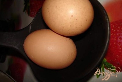 Делаем соус. В стакан для блендера сложить 0,5 ч. ложки горчицы+ 2-3 анчоуса или пару капель Вустеширского соуса + щипку молотого перца и пару капель лимонного сока. В небольшой кастрюльке вскипятите воду. Когда она закипит сделайте следующее: в большой половник положите 2 яйца, опустите в кипящую воду ровно на 1 минуту. Вынуть яйца из воды. Разбить. Яйцо будет почти сырым и только белок слегка прихватится.  Добавьте яйца в блендер.