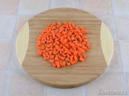 Морковь порезать очень маленькими кусочками (или натереть на крупной терке).