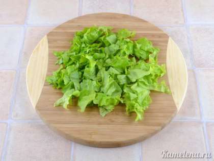 Листовой салат порезать кусочками.