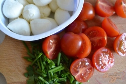 Из сыра слить жидкость, томаты разрезать на две части, порезать зелень ( у меня кинза и сибулет)