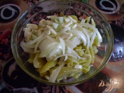 Соединить овощи в салатнике. По желанию добавить перец молотый черный и зелень. Заправить растительным маслом.