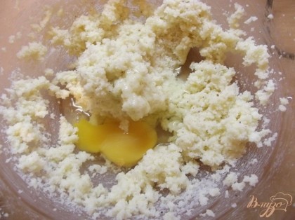 Масло перетрите с сахаром. Понемногу введите яйца. Перемешивайте ложкой.